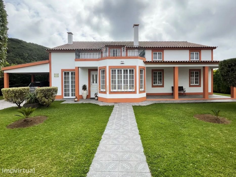 Excelente moradia T3 + Apartamento T3 com fantástico jardim no Juncal