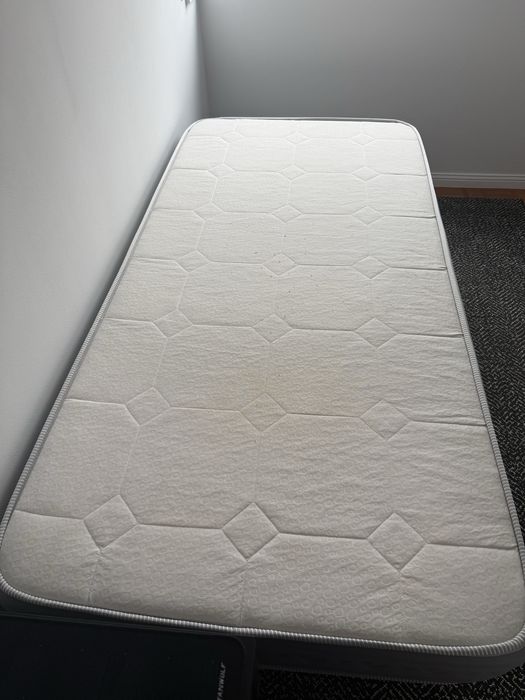 Cama de solteiro.