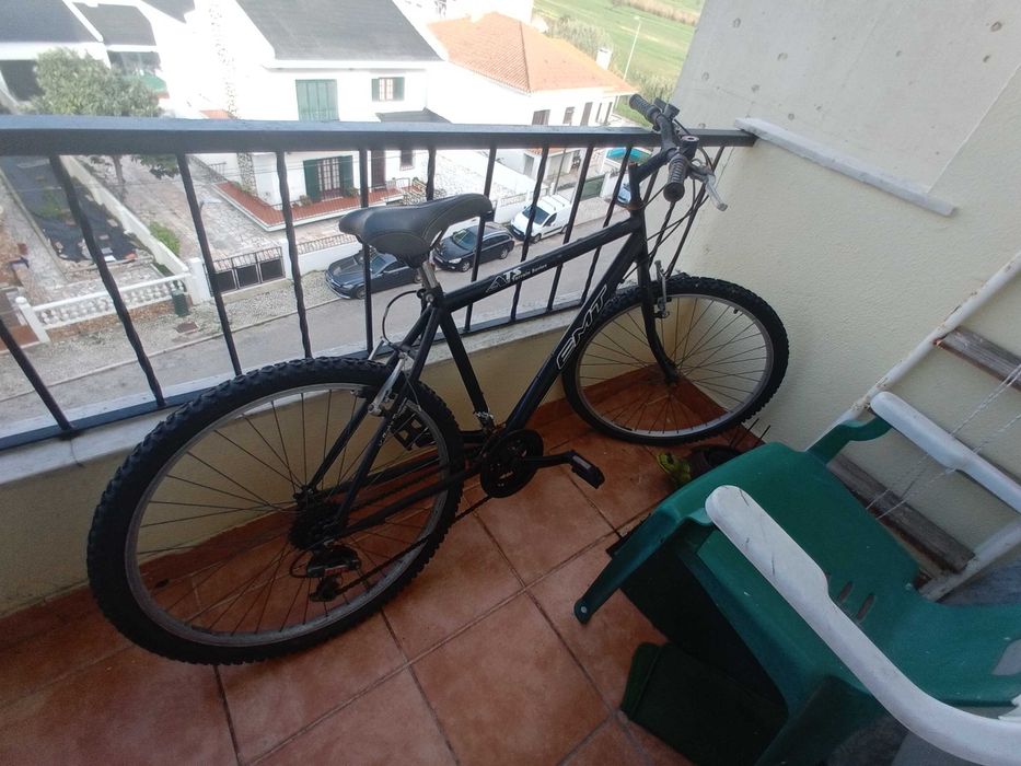 Bicicleta EMT preta de adulto