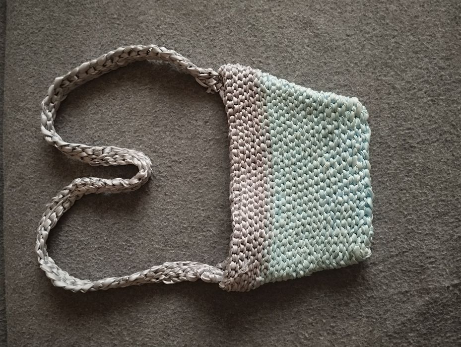 В'язана сумка ручної роботи з атласною стрічки