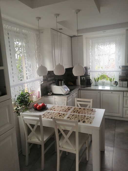 Drewniany, biały stół