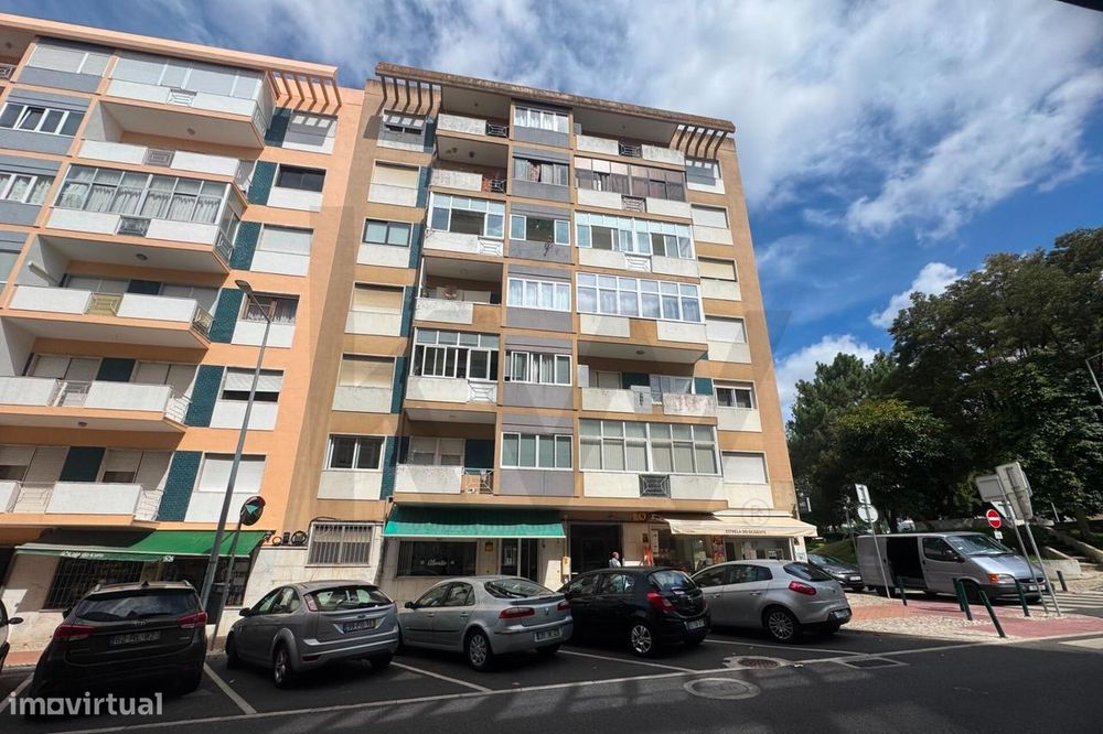 Fully Renovated T2 Apartment in the Center of Monte Abraão – Confo