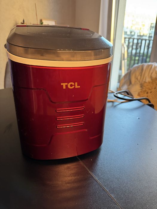 Kostkarka do lodu TCL – czerwona, w pełni sprawna