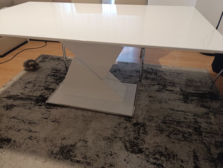 Aparador e mesa de sala