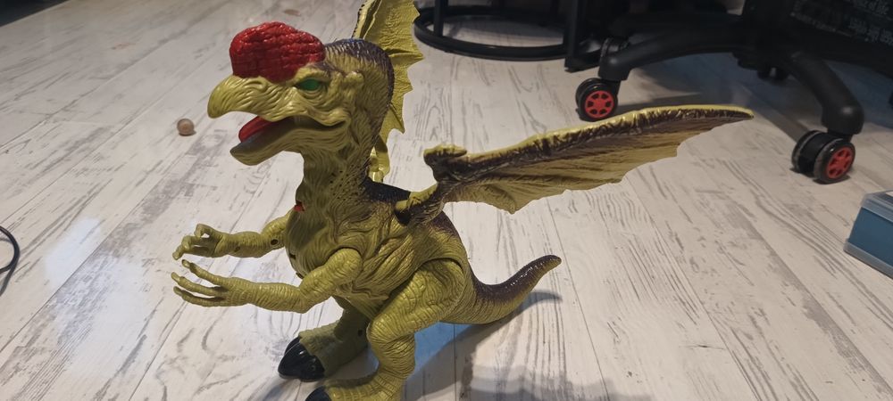 Świecący i chodzący dinozaur