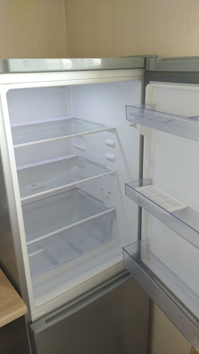 Двокамерний холодильник BEKO RCSU8240K20S