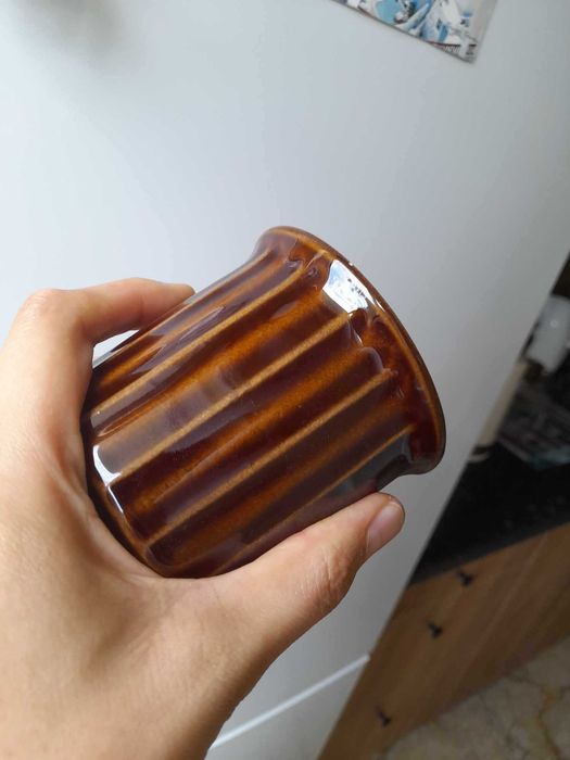Kubek czekoladowy brąz bez ucha w paski porcelit Pruszków