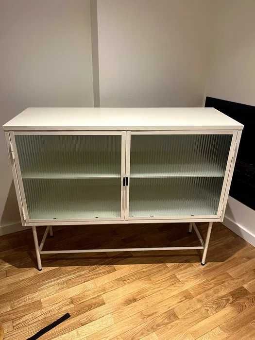 Vitrina / Aparador em metal branco e vidro esverdeado