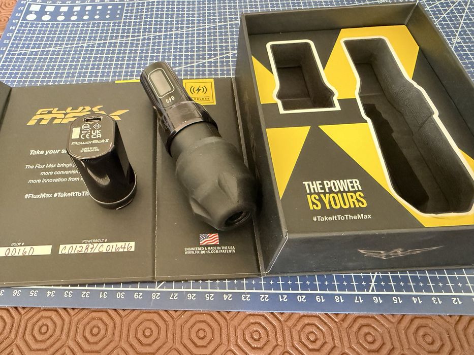 Maquina Tattoo Pen FK Irons Flux Max Stealth com 2x PowerBolt II
