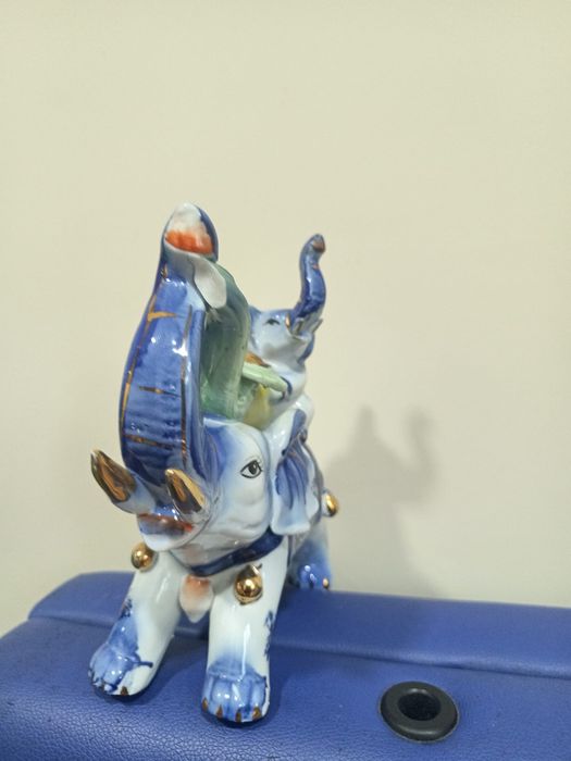 Elefante decorativo em porcelana pintada à mão