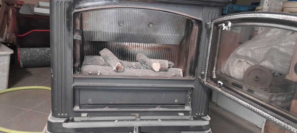 Kominek żeliwny wolnostojący