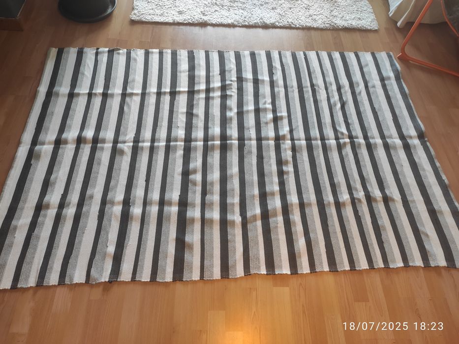 Tapete às riscas preto e branco