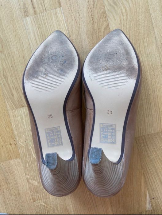 Karmelowe skórzane nowe buty czółenka na słupku szpilki Bugatti 38