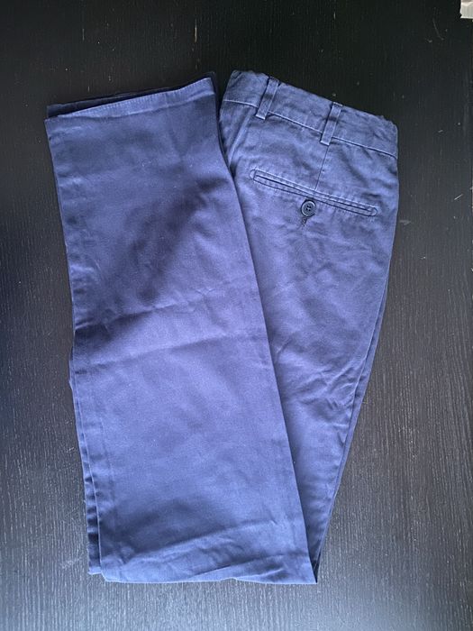 Três pares de calças e uma t-shirt