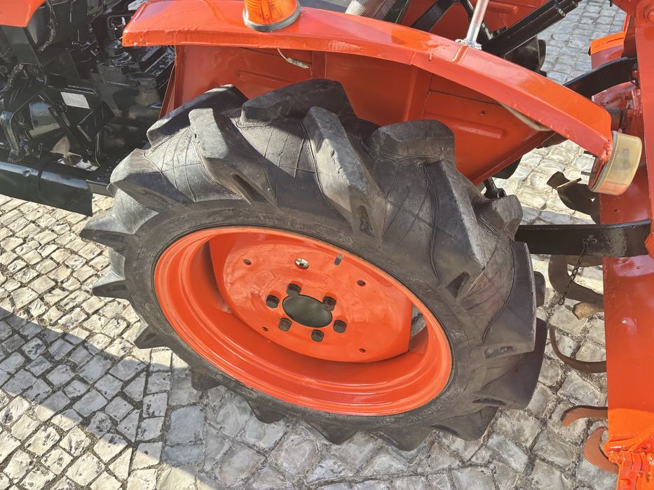Trator Kubota L1500DT com fresa