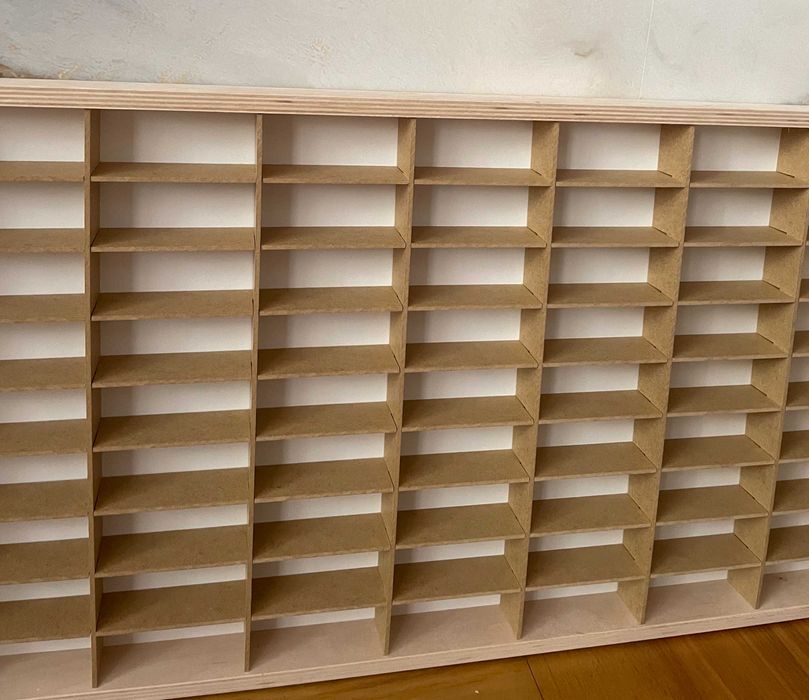 półka Biała na 72 miejsca 80x40cm Regał wiszący na samochodziki Autka