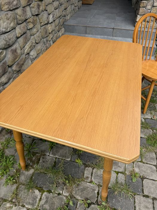 Stół w okleinie sosnowej i 6 krzeseł