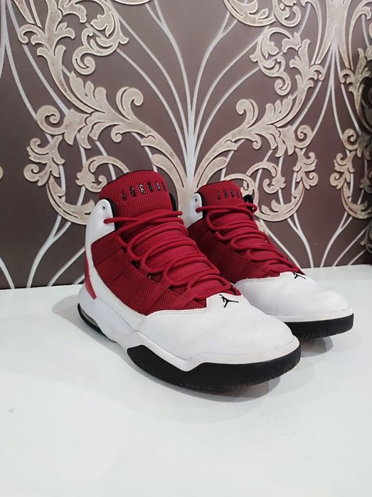 Nike Jordan White & Red Max Aura Trainers