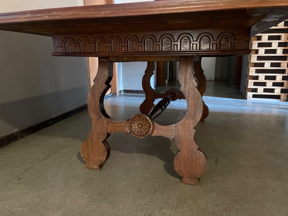 Meda de madeira vom detalhes esculpidos