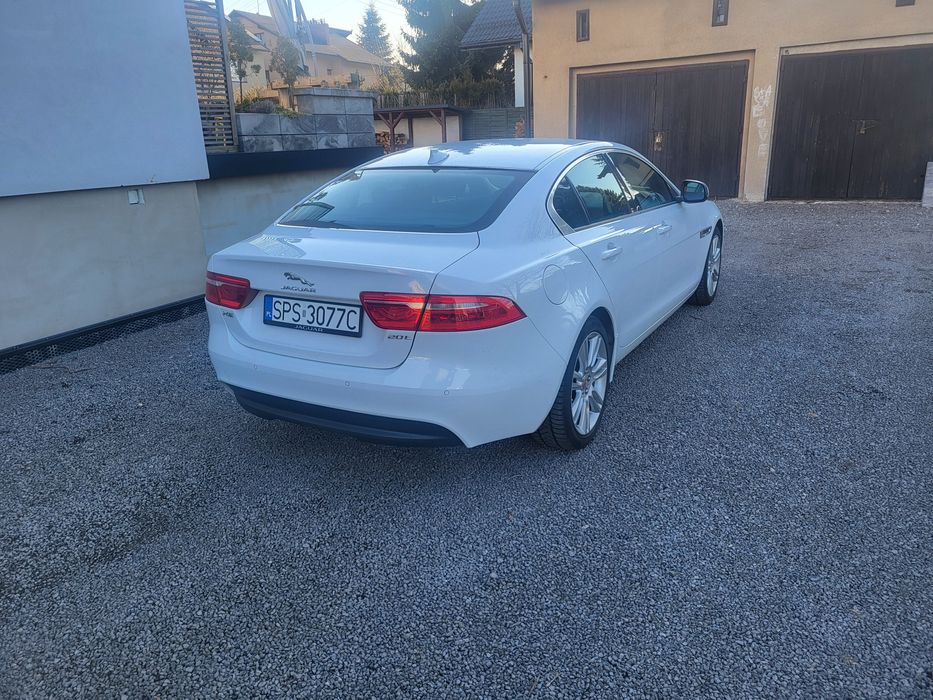 Jaguar XE 2.0 benzyna
