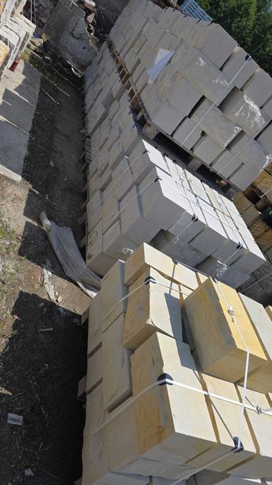 ~41~kamień murowy z piaskowca 4 strony cięte, 2 strony łupane 20/20/40