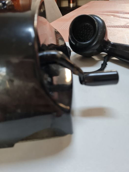 Telefone antigo, de manivela,  para pendurar na parede.