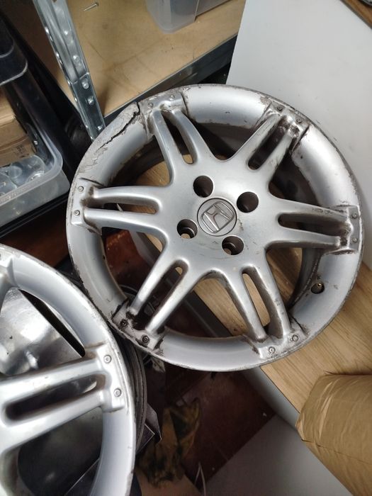 Vendo 4 jantes 4x100 ( uma está trincada )