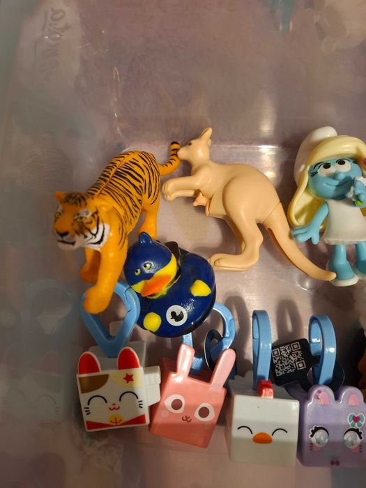 bonecos McDonald's e Kinder