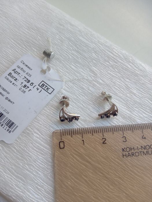 Серебряные серьги пусеты на закрутке гвоздики с камнем 925 проба