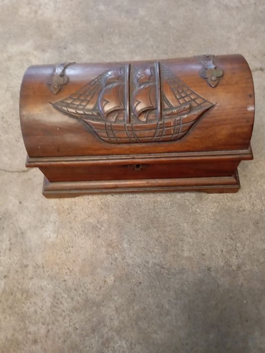 Vendo este baú muito bonito bom estado