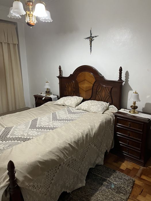 Cama , colchão, estrada e 2 mesas de cabeceira