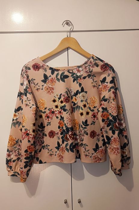 Top de flores com decote atrás