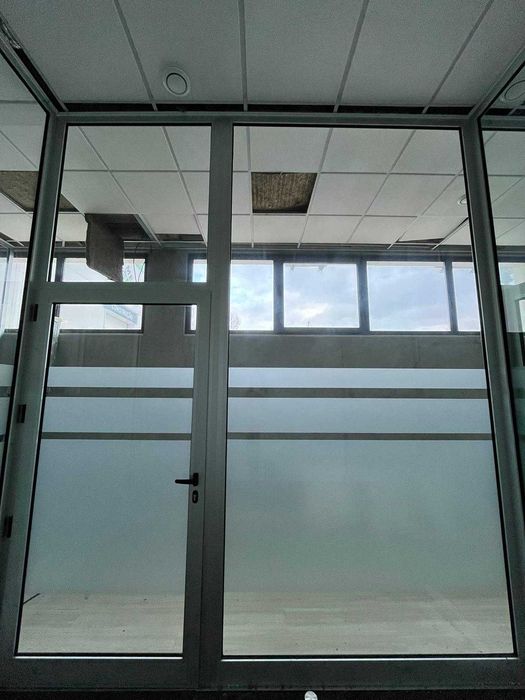 Divisórias em Alumínio natural e vidros 6 gabinetes