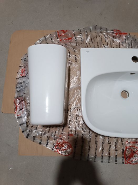 Nowa umywalka Ideal Standard plus kielich.
