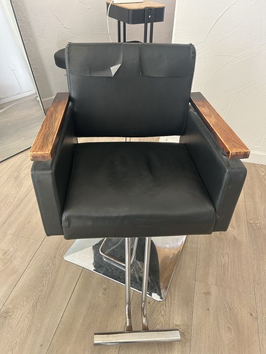 Duas cadeiras de cabeleireiro