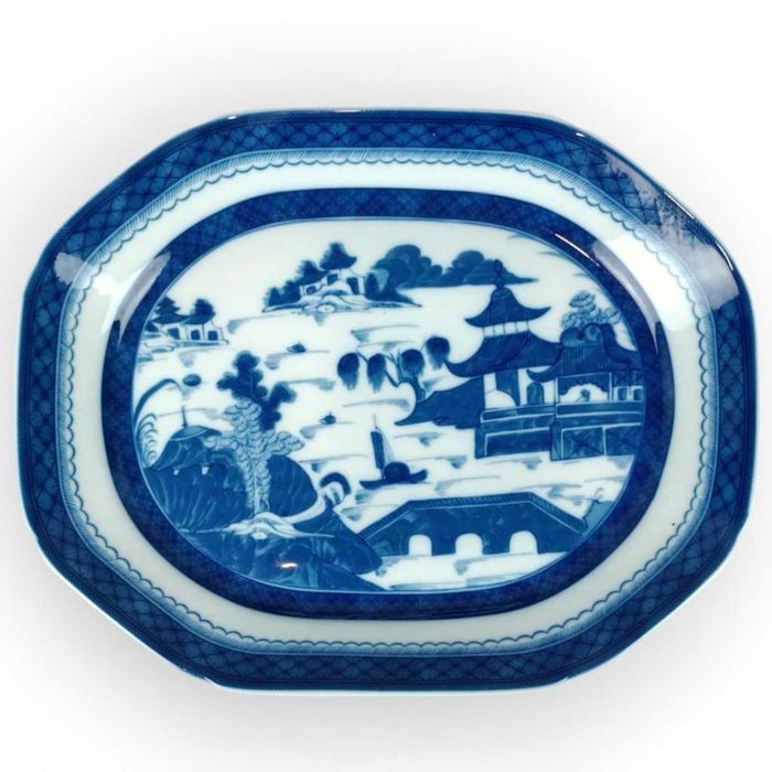 Travessa Cantão em porcelana Vista Alegre; Taça folha de tabaco