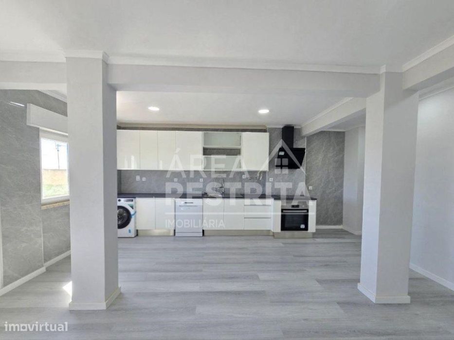 Apartamento T2, totalmente remodelado em Setúbal