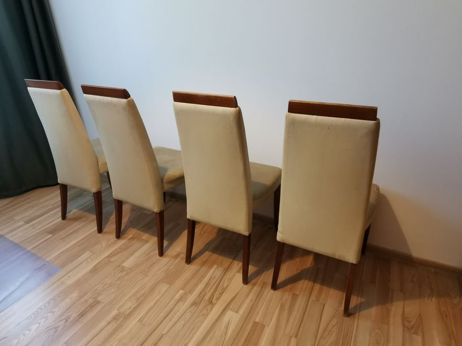 Sprzedam 4 używane drewniane krzesła z obiciem
