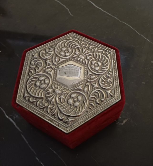 Caixa de veludo vintage, hexagonal com incrustrações em prata.