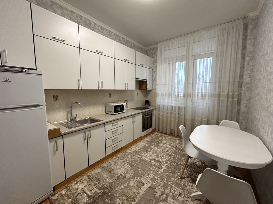 Здається тепла однокімнатна квартира ! метро Чернігівська!