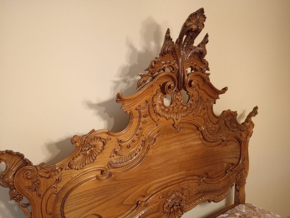 Cama antiga em madeira estilo D. João V