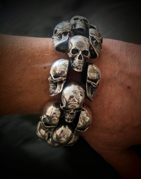 Duża srebrna stylowa bransoletka z czachami