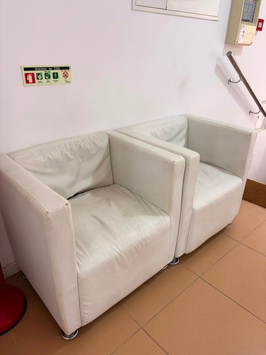 Sofá e cadeirões brancos
