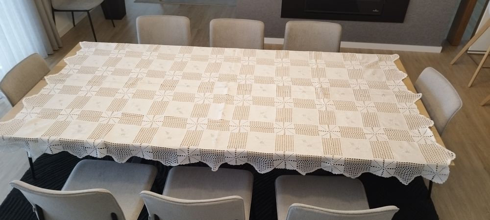 Toalha de bordados e linho.