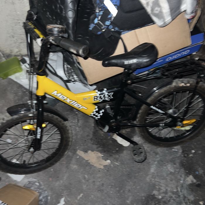 Rowerek ma doczepiane kółka boczne i stalowa rączkę żeby rodzic panowa