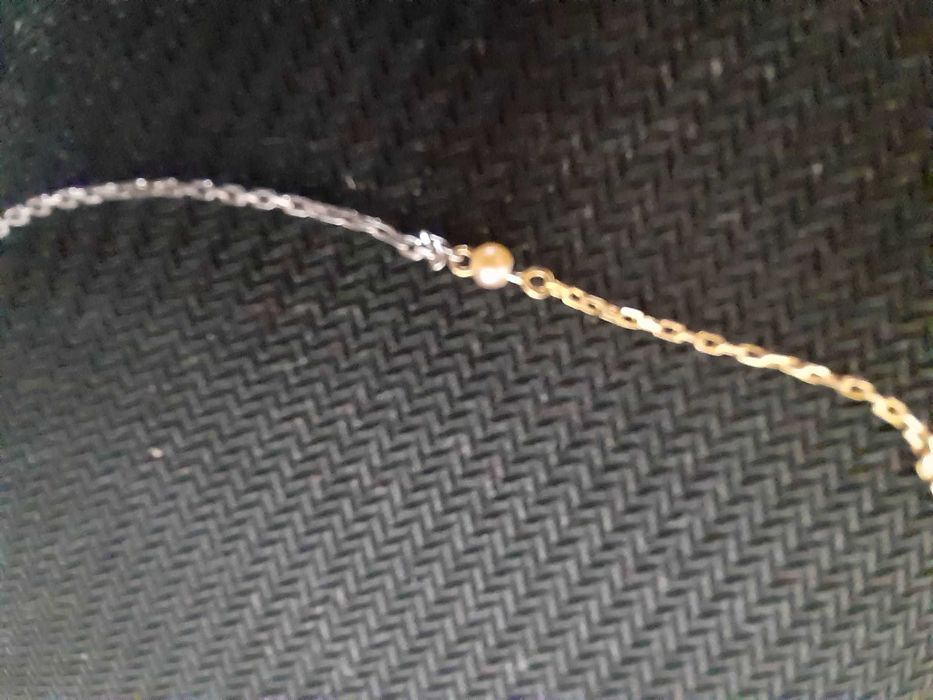 Fio ouro 19.2kt, branco  e amarelo com pequenas pérolas, anos 1940