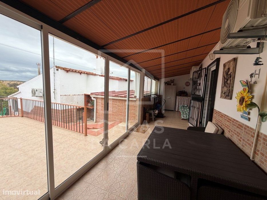 Propriedade T3 com Anexo T1+1 completamente renovada e jardim com 1...
