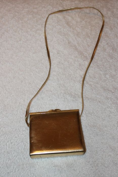 Elegancka złota torebka typu kopertówka do sukni wieczorowej