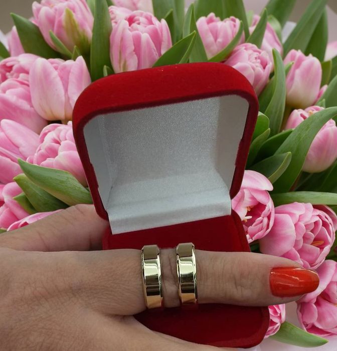 Pełna elegancji para złotych OBRĄCZEK ŚLUBNYCH