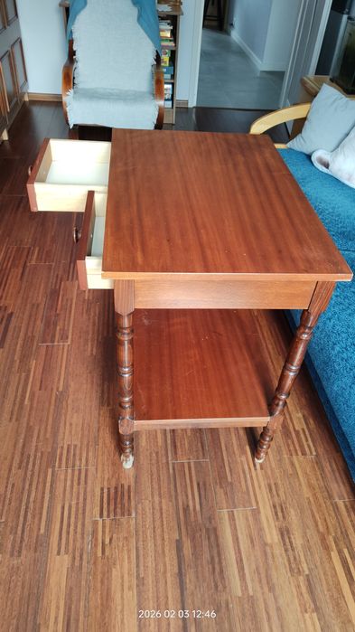 Stolik pomocniczy z półką i szufladami